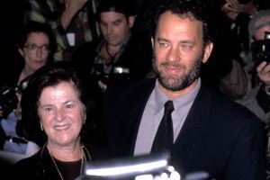 Tom Hanks et sa maman, Janet Hanks, en 1999.