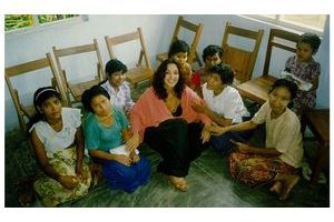  Albina du Boisrouvray à L’Abri, à Bangkok, qui offre le refuge à 300 prostituées thaïes et birmanes.