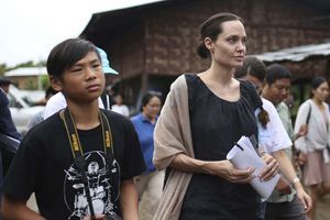 Angelina Jolie et Maddox en Birmanie, 30 juillet 2015. 