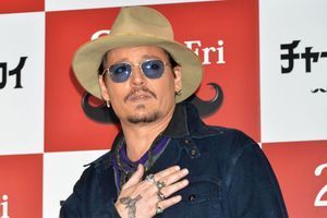 Johnny Depp souffrant lors d'une conférence de presse à Tokyo