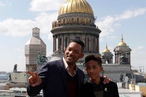 Will et Jaden Smith devant la cathédrale Saint Isaac à Saint-Pétersbourg le 28 mai. 