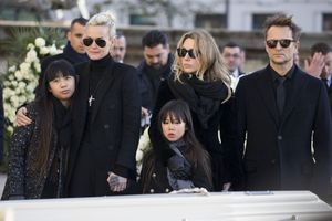 Laeticia Hallyday, Laura Smet et David Hallyday avec Jade et Joy aux obsèques de Johnny en décembre 2017