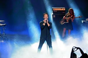 Sur la scène des NRJ Music Awards, le 10 novembre. David interprète « Ma dernière lettre », « une chanson d’amour et de transmission ».