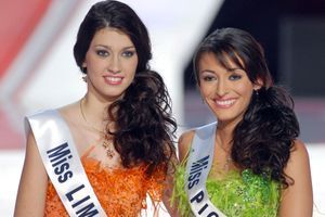Miss Picardie Rachel Legrain-Trapani et Miss Limousin Sophie Vouzelaud lors de l'élection Miss France en 2006. 