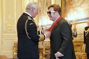 Elton John honoré par le prince Charles à Windsor