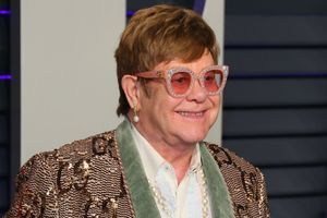 Elton John en février à la Vanity Fair Oscar Party.