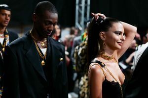 Emily Ratajkowski en dentelle dans les coulisses du défilé Versace