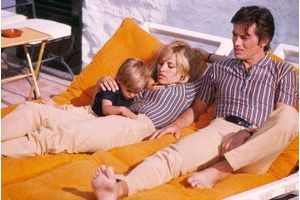 Anthony, avec ses parents Nathalie et Alain, à Saint-Tropez, en juin 1966.