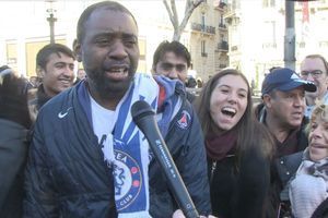 Hommage à Johnny Hallyday en chanson des fans sur les Champs-Elysées