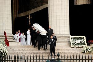 La sortie du cercueil de Johnny Hallyday de l'église de la Madeleine à Paris.