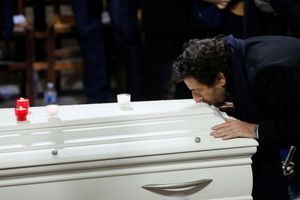 Patrick Bruel a embrassé le cercueil de son grand ami Johnny Hallyday.