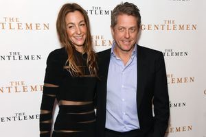 Hugh Grant célèbre son retour au cinéma avec sa femme Anna Eberstein