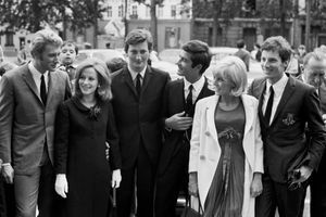 Johnny Hallyday, Pascale Audrey, Francis Dreyfus, Jean-Claude Brialy, Sylvie Vartan et Hugues Aufray en 1965.