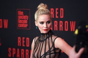 Jennifer Lawrence envoûtante à la première de "Red Sparrow" à New York 