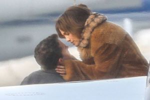 Jennifer Lopez et Ben Affleck se quittent avec romantisme à l'aéroport