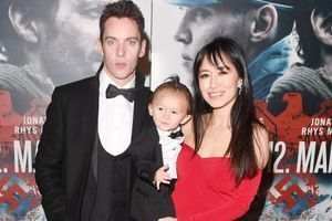 Jonathan Rhys Meyers avec son épouse et son fils, le 18 décembre 2017.