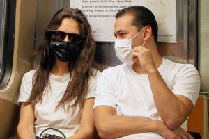 Katie Holmes, incognito dans le métro avec son petit ami