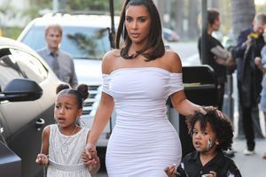 Kim Kardashian avec sa fille North et son fils Saint