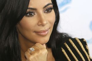 Kim Kardashian pose avec sa bague à 4 millions d'euros.