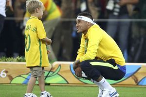 Neymar Jr et son fils Davi, en août 2016.