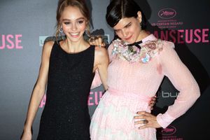 "La Danseuse". Lily-Rose Depp et Soko complices à Paris