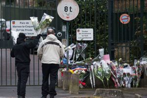 Des fleurs en hommage à Johnny Hallyday devant sa maison de Marnes-la-Coquette, après sa mort, le 6 décembre dernier. 