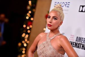 Lady Gaga, divine à l’American Cinematheque Award Ceremony pour Bradley Cooper