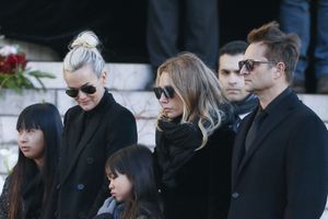 Laeticia Hallyday entre Jade et Joy, Laura Smet et David Hallyday pendant les obsèques de Johnny.
