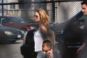 Angelina Jolie et ses enfants à NYC en 2007 avec Mark, son garde du corps.