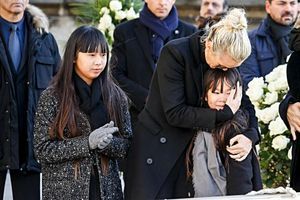 Jade Hallyday avec sa mère Laeticia et sa petite soeur Joy lors de l'hommage rendu à Johnny Hallyday, en décembre 2017.