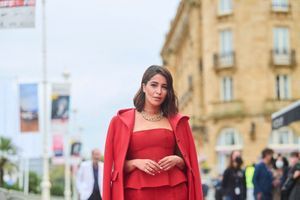 Leila Bekhti, irrésistible sur le tapis rouge de Saint-Sébastien