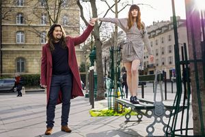 En duo… en terrasse à Paris. Lilou est sa première admiratrice.
