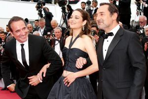 Marion Cotillard, Jean Dujardin et Gilles Lellouche entre amis sur le tapis rouge