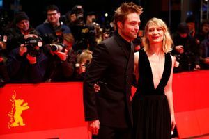Mia Wasikowska et Robert Pattinson ensorcèlent la Berlinale