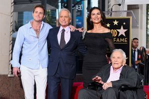 Michael Douglas inaugure en famille son étoile sur Hollywood Boulevard 