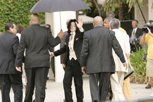 « Michael Jackson s'apprête à entrer dans la salle d'audience, vendredi 3 juin, pour le dernier jour du procès. » - Paris Match n°2925, 9 juin 2005
