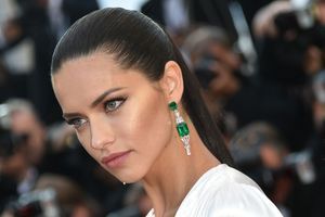 Adriana Lima embrase le tapis rouge de Cannes