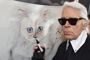 Karl Lagerfeld avec un portrait de sa chatte Choupette à Berlin, le 3 février 2015