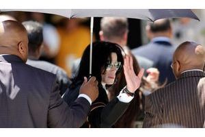  Juin 2005. Michael Jackson salue ses fans alors qu'il vient de quitter l'audience du tribunal