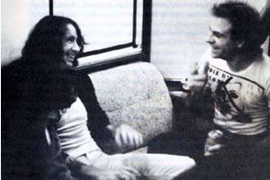 Bernie Bonvoisin avec Bon Scott en février 1980.