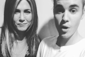 Justin Bieber et Jennifer Aniston posent ensemble pour un selfie complice. 