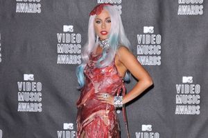 Lady Gaga portant sa fameuse robe viande en 2010 aux MTV Video Music Awards.
