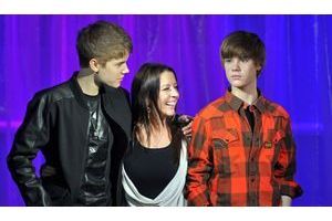  Pattie Mallette entre son fils Justin Bieber, et la statue à son éffigie