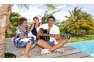  Sur la terrasse de la maison louée le temps des vacances, Laurent Voulzy a sorti sa guitare pour Mirella et Malise, ses deux plus grandes fans. « Car des notes nous viennent [...] / S’envolent dans le vent qui va », chante-t-il sur le single « Dans le vent qui va ».