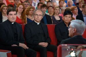 Les Prêtres et Mgr di Falco invités à «Vivement Dimanche» sur France 2 le 2 avril 2014 