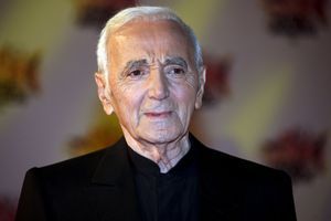 Charles Aznavour arrive à la cérémonie des NRJ Music Awards à Cannes, le 7 novembre dernier.