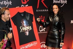 Rihanna au Hard Rock Café de Paris, ce jeudi. 