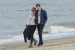 Taylor Swift et Tom Hiddleston sur une plage, le 27 juin 2016.