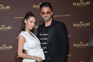 Nabilla et Thomas, amoureux et complices lors de la soirée Magnum à Cannes