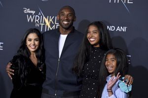 Vanessa et Kobe Bryant, entourés de deux de leurs quatre filles, Natalia et Gianna, décédée en janvier 2020 avec son père. 